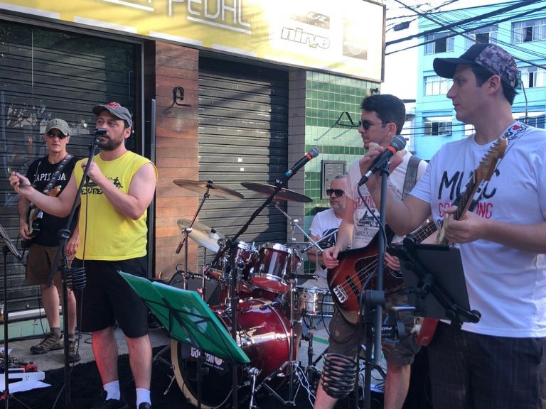 MÉDICOS REUNIDOS EM TARDE DE SOLIDARIEDADE E ROCK